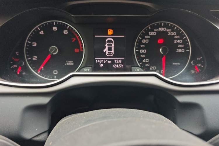 Used Audi A4L 2015 45 TFSI quattro Individual Sport Edition Odometer Close Up