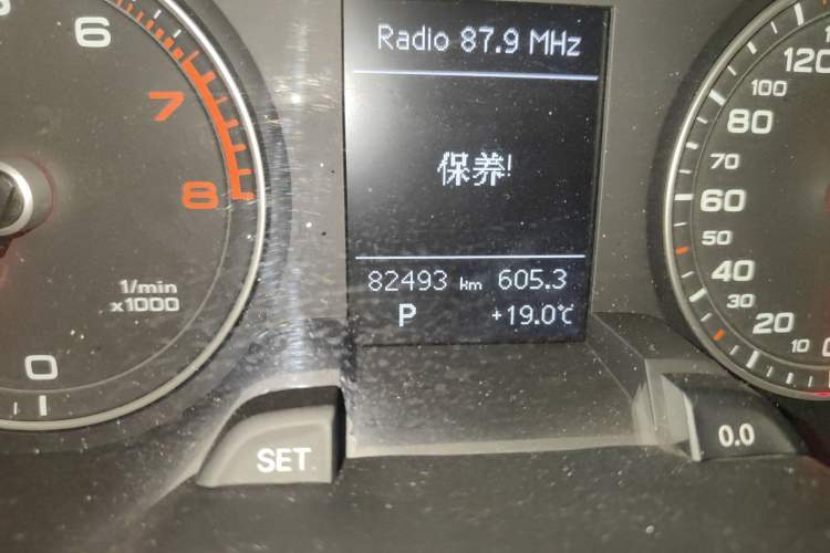Used Audi A4L 2015 30 TFSI Automatic Comfort Model Odometer Close Up