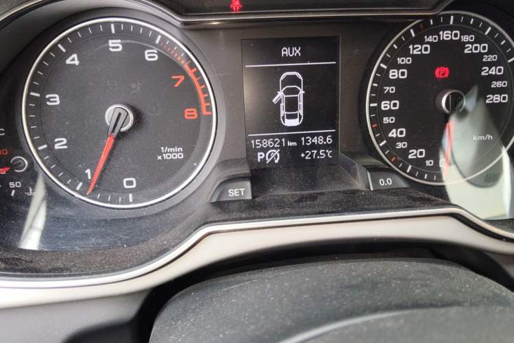 Used Audi A4L 2015 35 TFSI Automatic Comfort Model Odometer Close Up