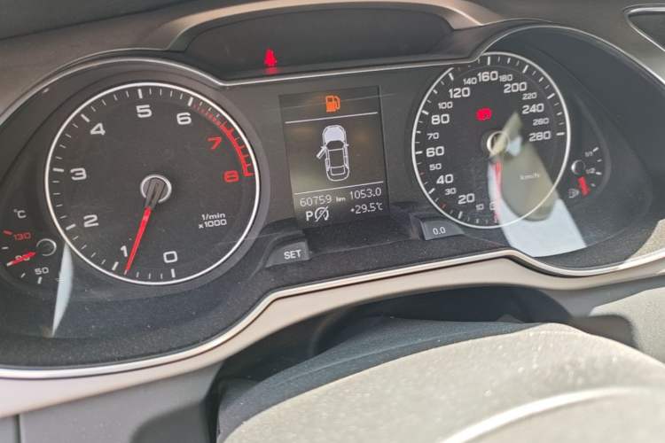 Used Audi A4L 2015 35 TFSI Automatic Standard Model Odometer Close Up
