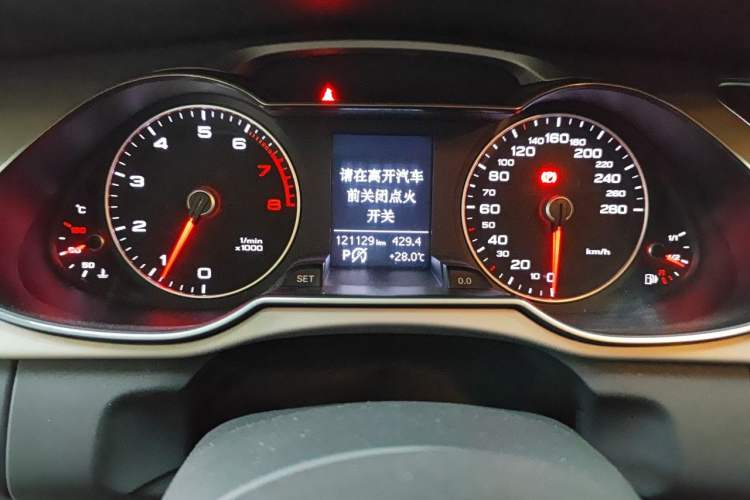 Used Audi A4L 2015 35 TFSI Automatic Comfort Model Odometer Close Up