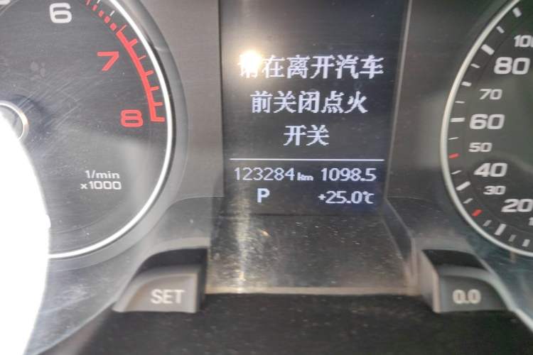 Used Audi A4L 2015 45 TFSI quattro Individual Sport Edition Odometer Close Up
