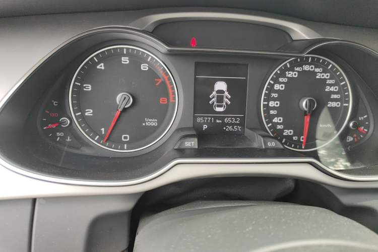 Used Audi A4L 2015 35 TFSI Automatic Comfort Model Odometer Close Up