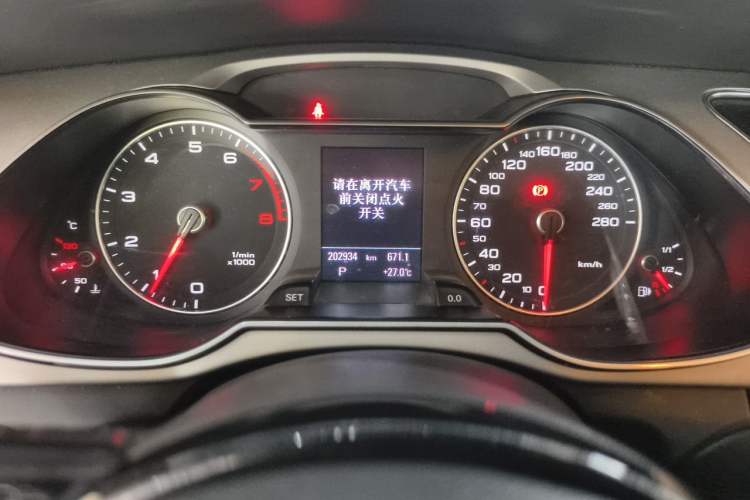 Used Audi A4L 2015 35 TFSI Automatic Technology Model Odometer Close Up