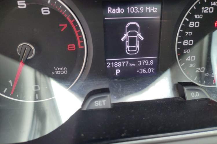 Used Audi A4L 2015 35 TFSI Automatic Standard Model Odometer Close Up