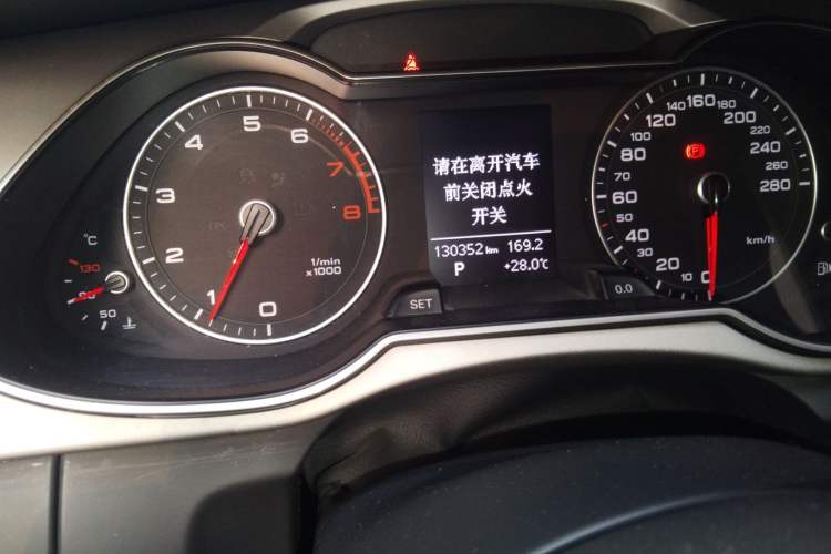 Used Audi A4L 2015 35 TFSI Automatic Standard Model Odometer Close Up