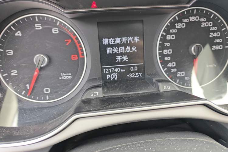 Used Audi A4L 2015 35 TFSI Automatic Standard Model Odometer Close Up