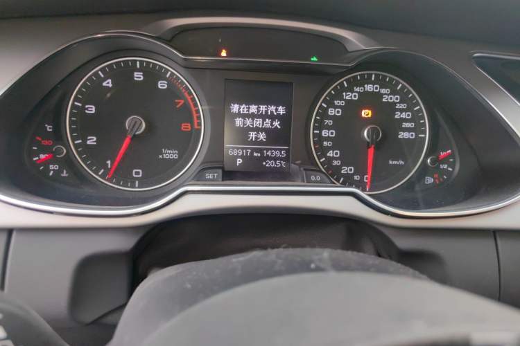 Used Audi A4L 2015 35 TFSI Automatic Standard Model Odometer Close Up