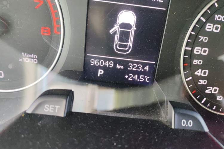 Used Audi A4L 2015 35 TFSI Automatic Standard Model Odometer Close Up