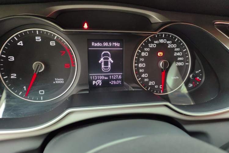 Used Audi A4L 2015 35 TFSI Automatic Comfort Model Odometer Close Up