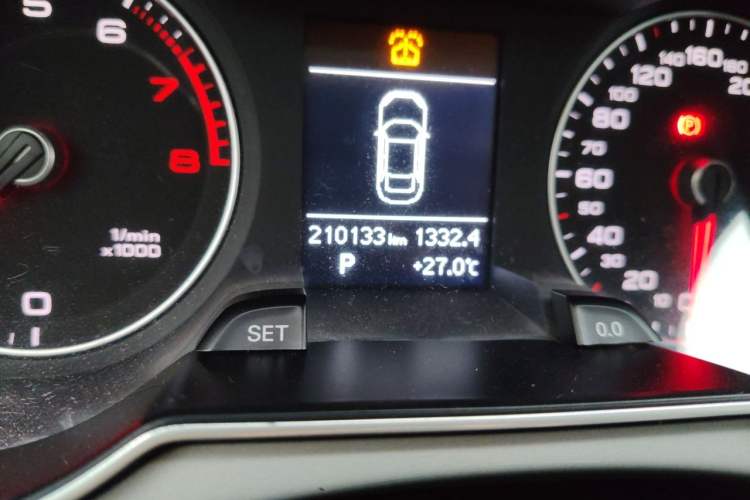 Used Audi A4L 2015 35 TFSI Automatic Standard Model Odometer Close Up