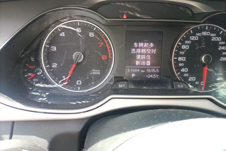 Used Audi A4L 2015 35 TFSI Automatic Comfort Model Odometer Close Up