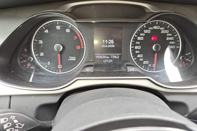 Used Audi A4L 2015 35 TFSI Automatic Comfort Model Odometer Close Up