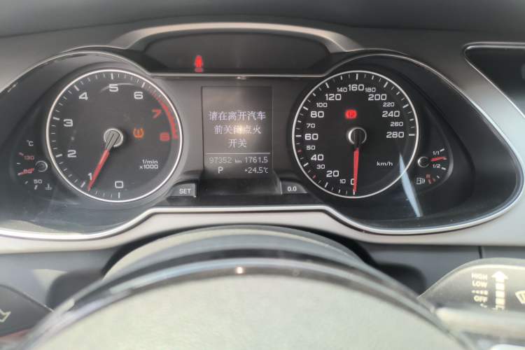Used Audi A4L 2015 35 TFSI Automatic Comfort Model Odometer Close Up