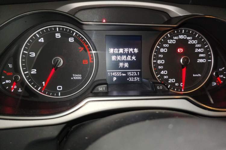 Used Audi A4L 2015 35 TFSI Automatic Comfort Model Odometer Close Up