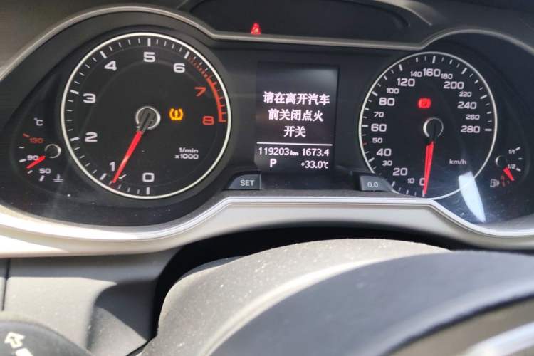 Used Audi A4L 2015 35 TFSI Automatic Comfort Model Odometer Close Up