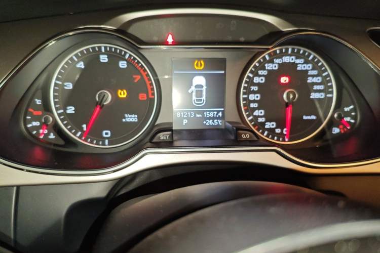 Used Audi A4L 2015 35 TFSI Automatic Comfort Model Odometer Close Up