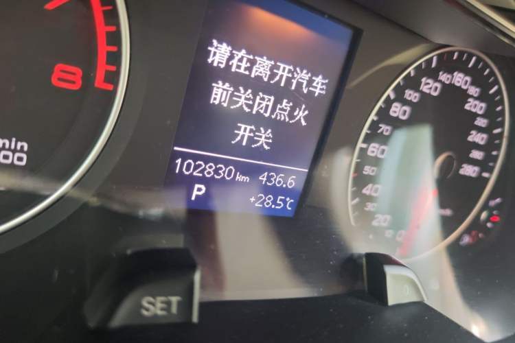 Used Audi A4L 2015 35 TFSI Automatic Standard Model Odometer Close Up