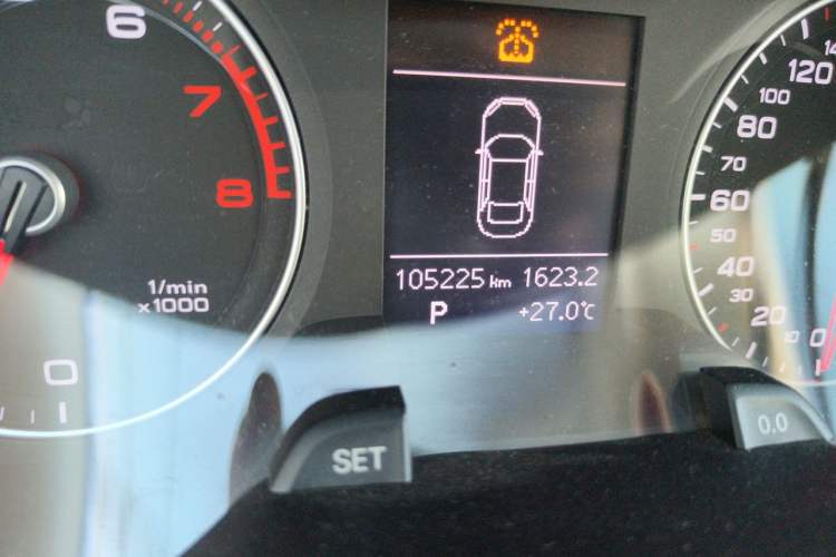 Used Audi A4L 2015 35 TFSI Automatic Comfort Model Odometer Close Up