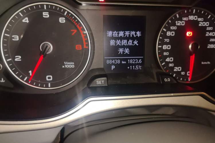 Used Audi A4L 2015 35 TFSI Automatic Standard Model Odometer Close Up