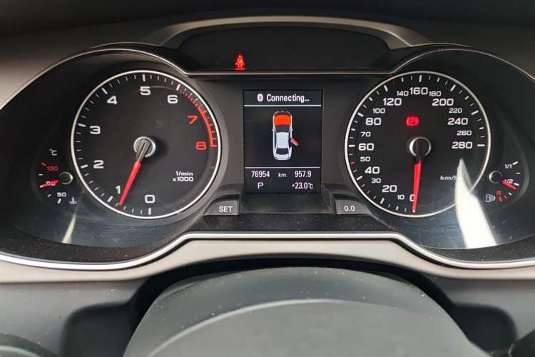 Used Audi A4L 2015 35 TFSI Automatic Technology Model Odometer Close Up
