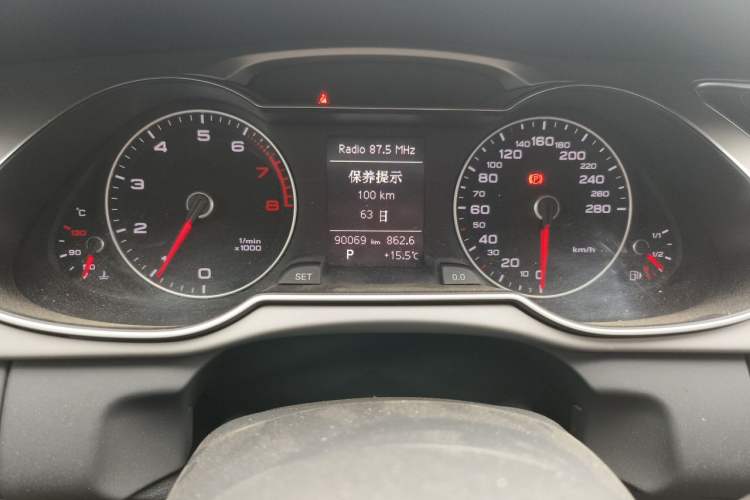 Used Audi A4L 2015 35 TFSI Automatic Standard Model Odometer Close Up