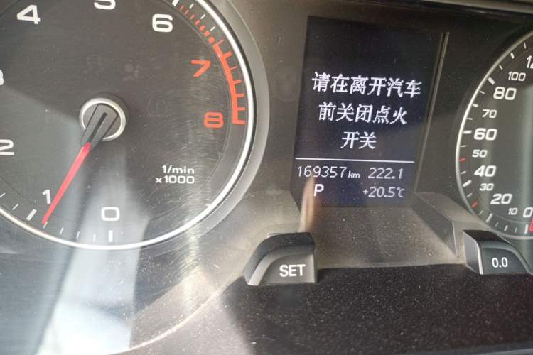 Used Audi A4L 2015 35 TFSI Automatic Standard Model Odometer Close Up
