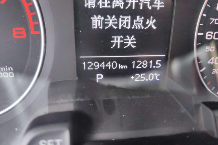 Used Audi A4L 2015 35 TFSI Automatic Standard Model Odometer Close Up