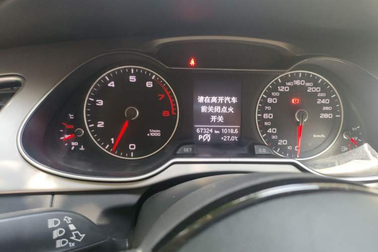 Used Audi A4L 2015 35 TFSI Automatic Standard Model Odometer Close Up