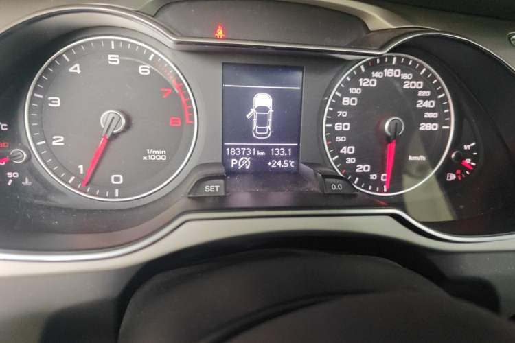 Used Audi A4L 2015 35 TFSI Automatic Comfort Model Odometer Close Up