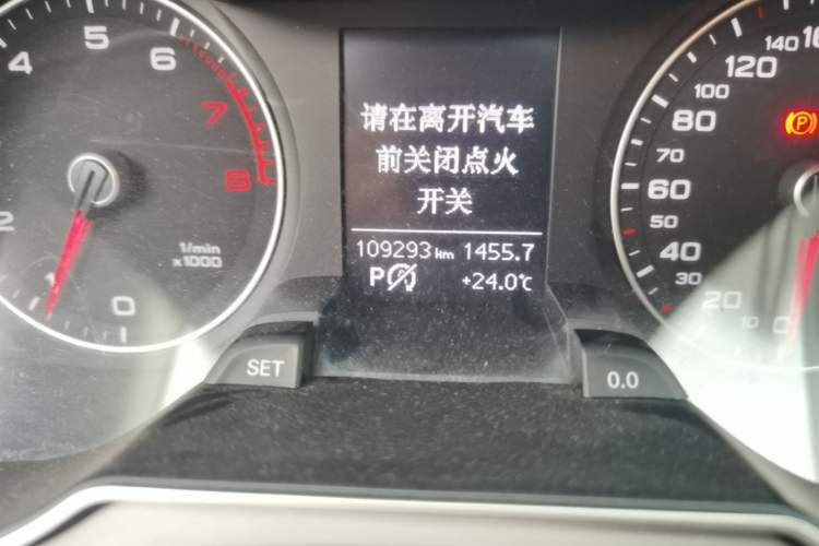 Used Audi A4L 2015 35 TFSI Automatic Standard Model Odometer Close Up