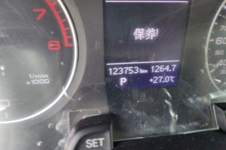 Used Audi A4L 2015 35 TFSI Automatic Comfort Model Odometer Close Up