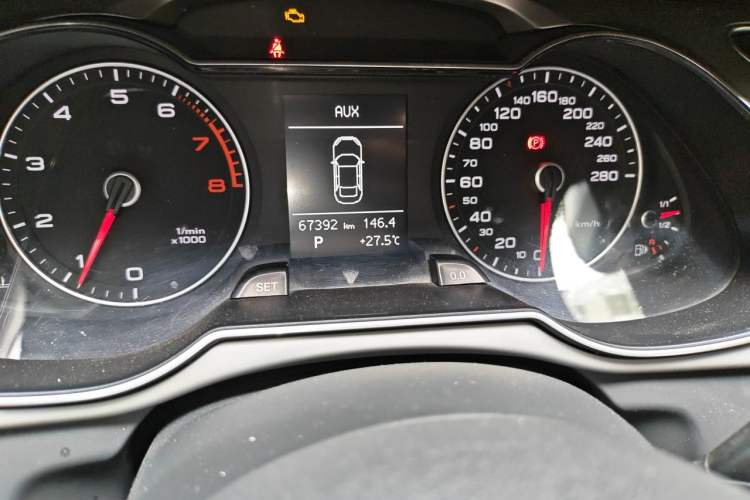 Used Audi A4L 2015 35 TFSI Automatic Comfort Model Odometer Close Up