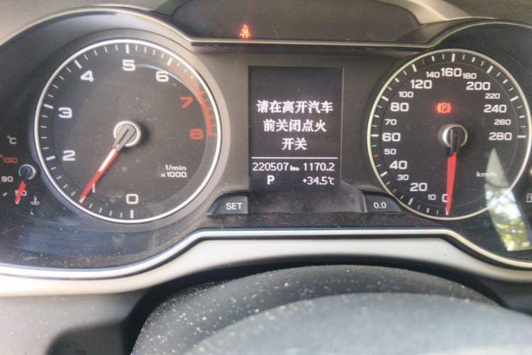 Used Audi A4L 2015 35 TFSI Automatic Standard Model Odometer Close Up