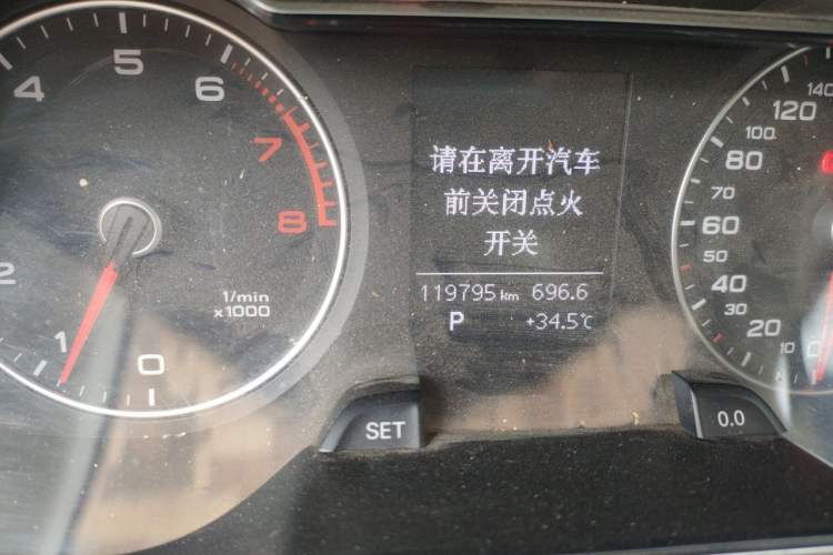 Used Audi A4L 2015 35 TFSI Automatic Standard Model Odometer Close Up