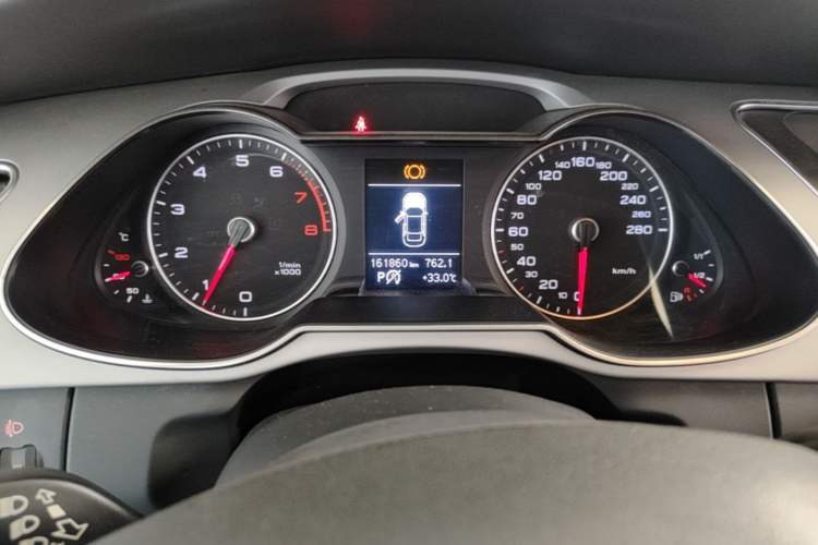 Used Audi A4L 2015 30 TFSI Automatic Comfort Model Odometer Close Up