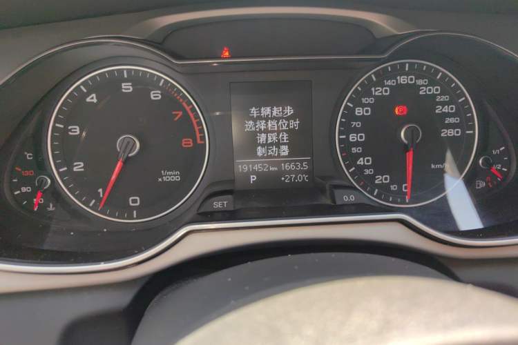 Used Audi A4L 2015 35 TFSI Automatic Comfort Model Odometer Close Up