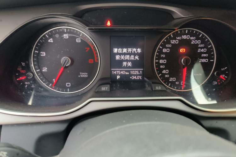 Used Audi A4L 2015 35 TFSI Automatic Standard Model Odometer Close Up