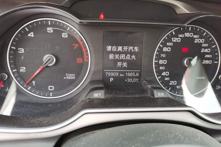 Used Audi A4L 2015 35 TFSI Automatic Standard Model Odometer Close Up