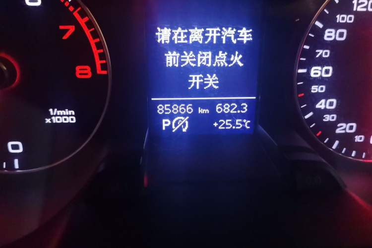 Used Audi A4L 2015 35 TFSI Automatic Comfort Model Odometer Close Up