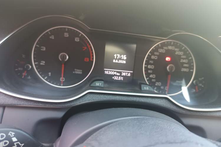 Used Audi A4L 2015 45 TFSI quattro Individual Sport Edition Odometer Close Up