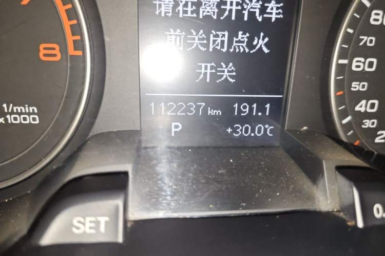 Used Audi A4L 2015 30 TFSI Automatic Comfort Model Odometer Close Up