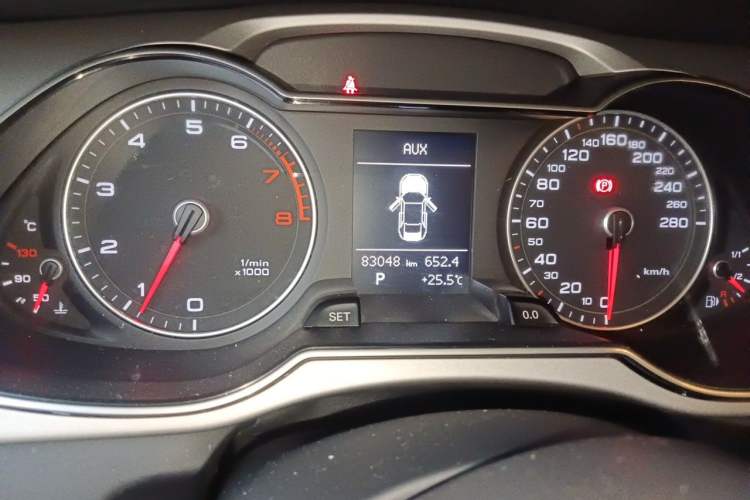 Used Audi A4L 2015 35 TFSI Automatic Comfort Model Odometer Close Up