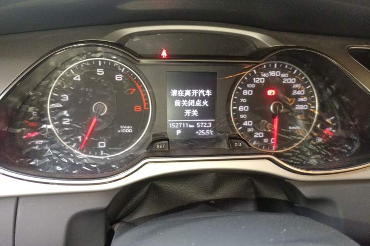 Used Audi A4L 2015 35 TFSI Automatic Standard Model Odometer Close Up