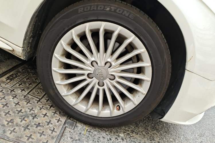 Used Audi A4L 2015 35 TFSI Automatic Comfort Model Right Front Wheel Hub