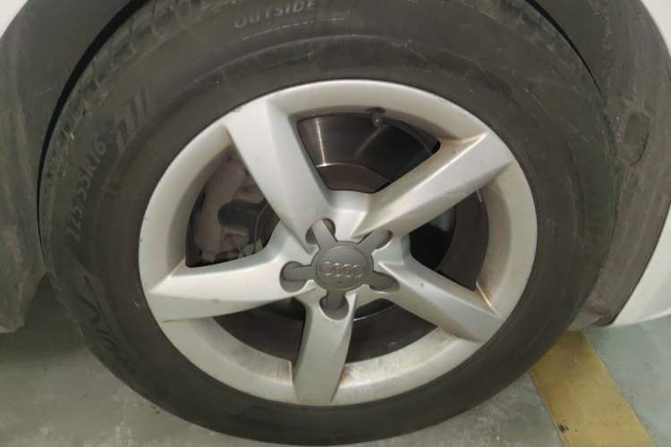 Used Audi A4L 2015 35 TFSI Automatic Standard Model Right Front Wheel Hub
