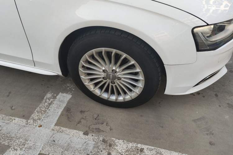 Used Audi A4L 2015 35 TFSI Automatic Standard Model Right Front Wheel Hub