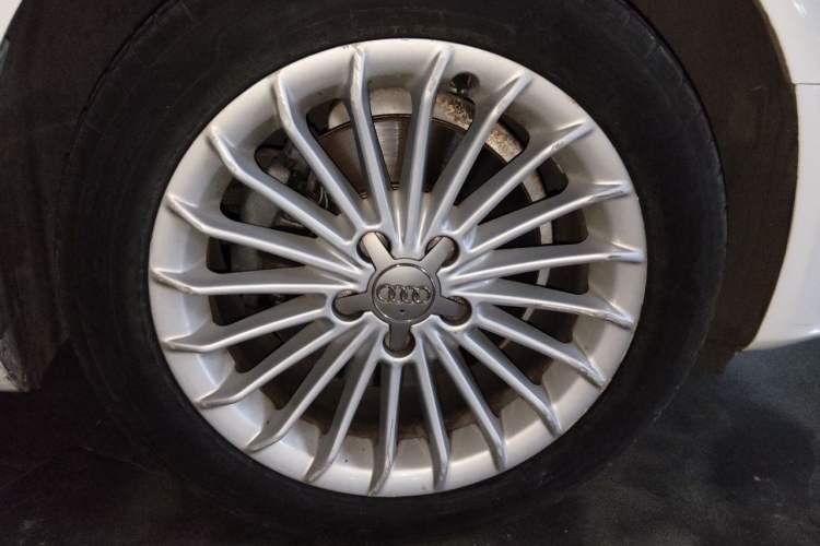 Used Audi A4L 2015 35 TFSI Automatic Comfort Model Right Front Wheel Hub