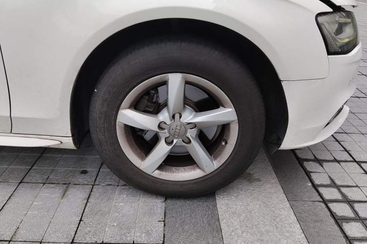 Used Audi A4L 2015 35 TFSI Automatic Standard Model Right Front Wheel Hub