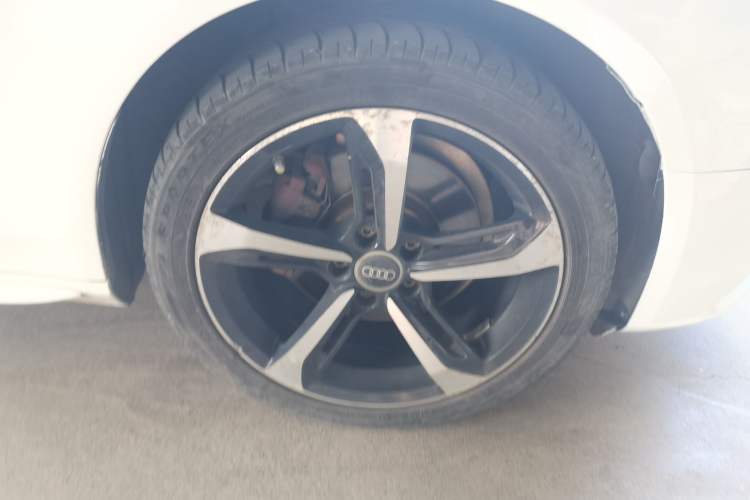 Used Audi A4L 2015 35 TFSI Automatic Comfort Model Right Front Wheel Hub
